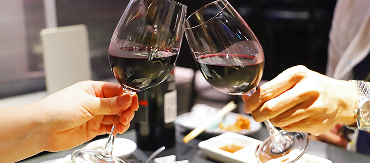 レストランで乾杯する二人