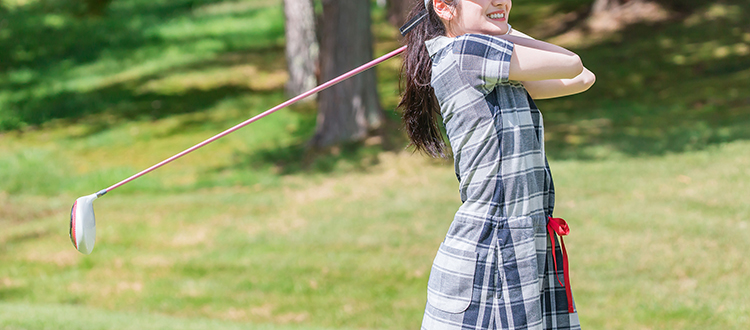 ゴルフを楽しむ女性